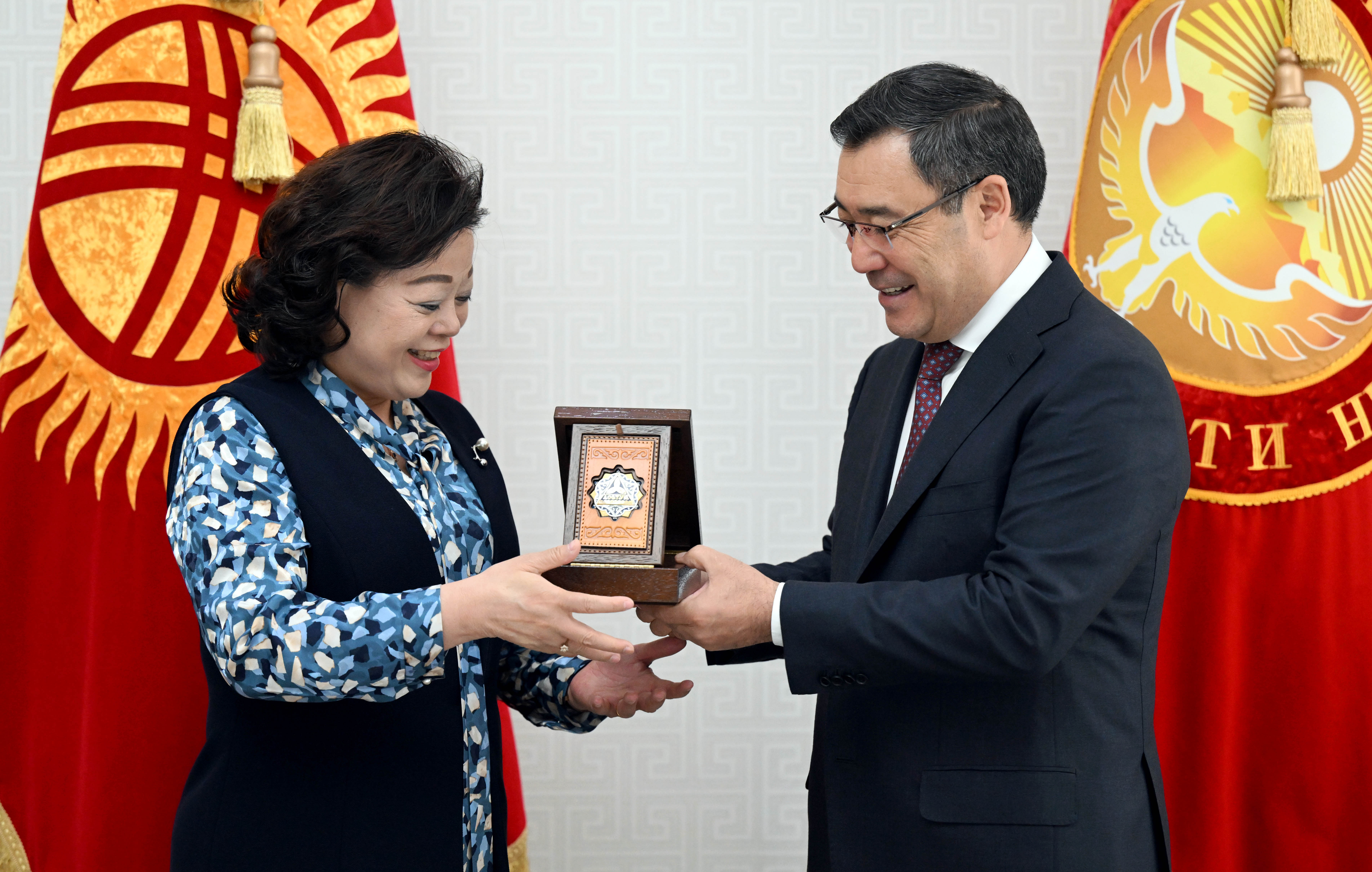 Kyrgyzstan president honors Ambassador Du Dewen with Order of Friendship 